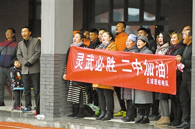 <p>　　宁大附中与灵武二中决赛场边的屋檐下，亲友团冒雨为孩子们加油助威，整齐划一的口号“灵武必胜”响彻赛场。</p>