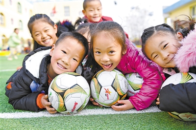 <p>　　灵武三幼的孩子们尽情享受着足球带来的快乐。幼儿足球特色园建设又让灵武足球走在人先。</p>