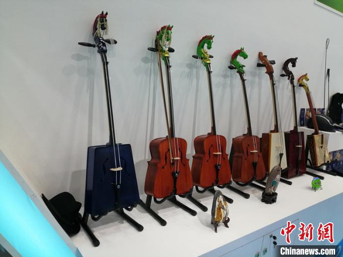 图为乌力吉制作的马头琴。受访者供图