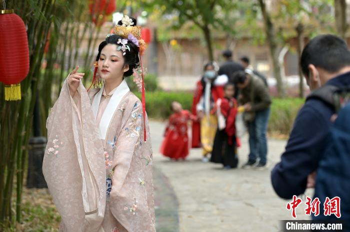 广西南宁举行传统花朝节百余名汉服爱好者游园扮靓