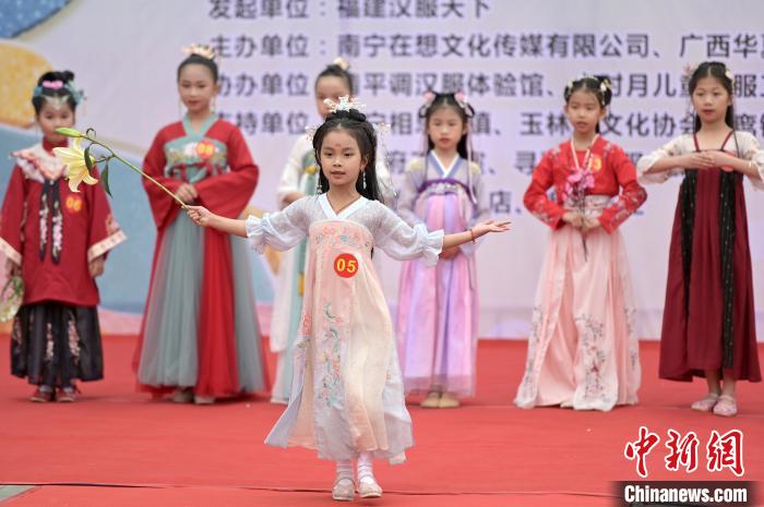 图为孩童身着汉服走秀。　俞靖 摄