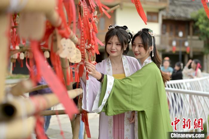 汉服爱好者游园祈福。　俞靖 摄