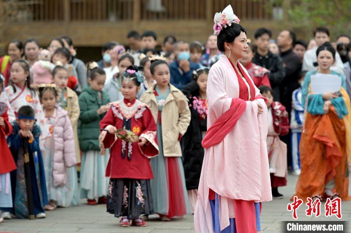 图为汉服走秀。　俞靖 摄
