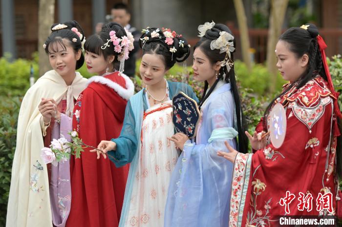 图为汉服爱好者合影。　俞靖 摄