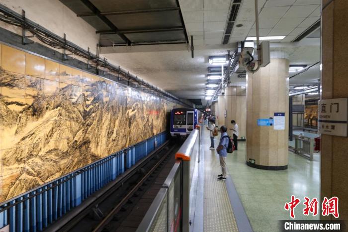 穿越30年北京地铁2号线壁画修复一新