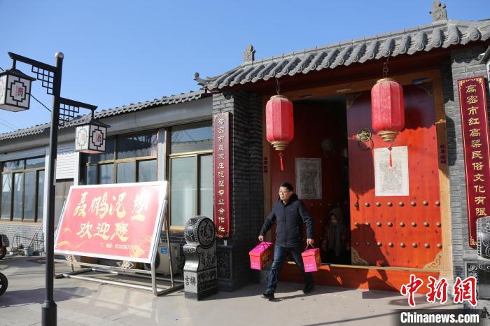 农历壬寅虎年将至，山东高密聂家庄泥塑又迎来一年一度的销售旺季。　沙见龙 摄