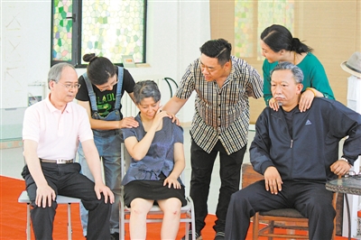 <p>　　《仁义巷》剧照。1958年支援宁夏建设的萧剑秋（右一），在妻子方笑妮80大寿的这一天，邀请老邻居汪友根（左一）一家共同庆祝。</p>