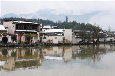近日寒潮袭来,宏村迎来入冬首场降雪,粉墙黛瓦的徽派古民居银装素裹