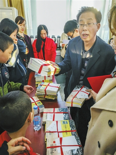     邱少轩先生为参赛选手赠书。