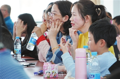     观众感受诗词之美。