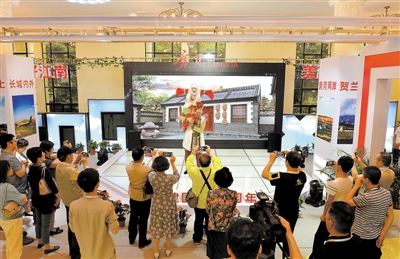 <p>　　5月19日，第十二届中国艺术节演艺及文创产品博览会在上海展览中心开幕，由银川艺术剧院创作表演的《公婆戏》和《一把羊头弦》进行了现场展演。</p>