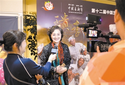 <p>　　秦腔现代戏《王贵与李香香》演出结束后，上海市民接受媒体记者采访。</p>