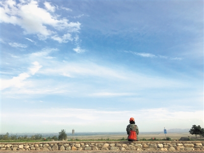 <p>　　人生总有那么一些时候，想找一处地方，什么也不做，什么也不想，就安静地坐着，看着辽阔的远方。</p>