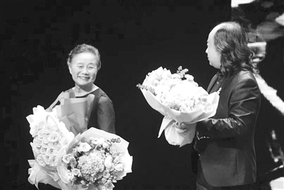    盛喜郁先生（左）与学生李宴君。