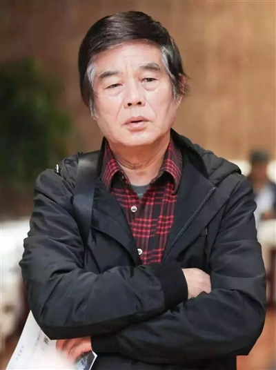 赵本夫：1948年生。一级作家，中国作家协会第五届全国委员会委员。1981年发表处女作《卖驴》，获当年全国优秀短篇小说奖。至今创作发表小说、散文等400多万字。出版有《赵本夫选集》八卷、长篇小说《刀客和女人》《混沌世界》《黑蚂蚁蓝眼睛》《天地月亮地》《无土时代》《天漏邑》等。《无土时代》获第八届茅盾文学奖入围证书。《天漏邑》获2017首届汪曾祺华语小说奖、2018施耐庵文学奖。《天下无贼》改编成同名电影。