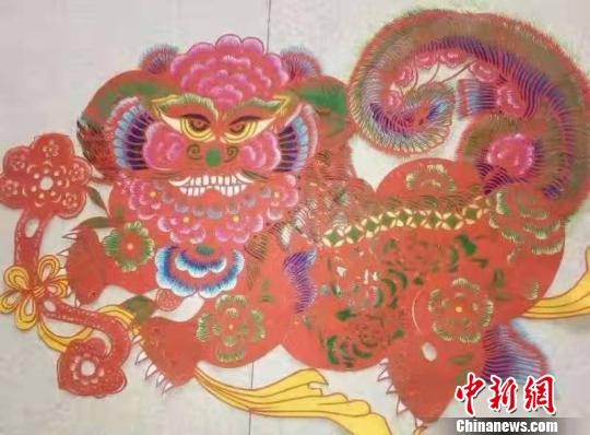 一幅好的剪纸作品要经历定位、构思、立意、构图、剪纸、配色、装裱七项步骤。　吴琼 摄