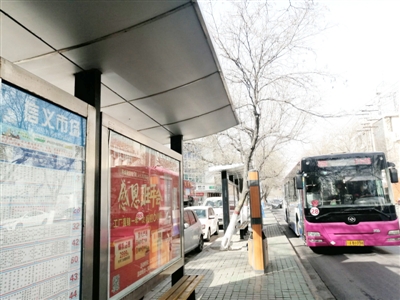     信义市场公交站将成为历史。小会/摄