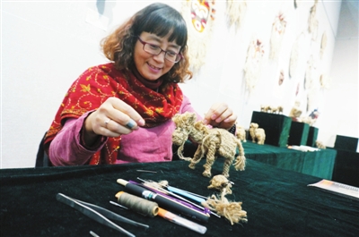 张璟在展示麻编技艺。陈秀梅  摄