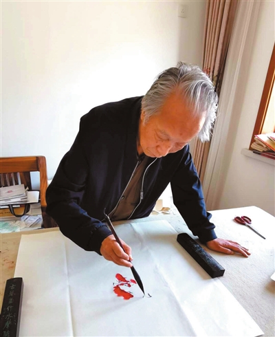     石晶竹作画中。