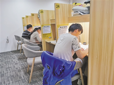 <p>　　在满分自习室内，来到这里的“学友”安静地学习。</p>