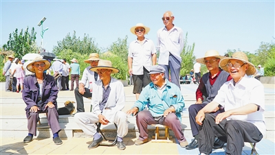 <p>　　闽宁镇原隆村村民们乐呵呵地观看演出。</p>