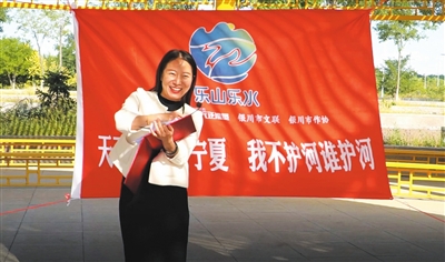 米拉在朗读《贺兰山下》。    本报记者  闵良  摄