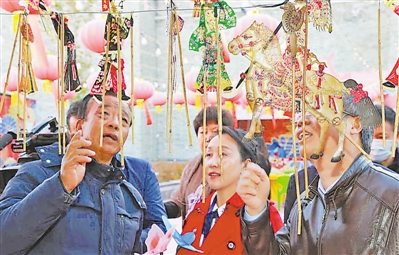 <p>　　参会人员赶场盐池民俗大集。</p>