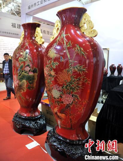 图为参加比赛的作品巨型福州漆器花瓶。　张斌 摄