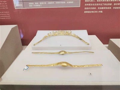     金冠饰和下颌托组合。本报记者  何玉玲  摄