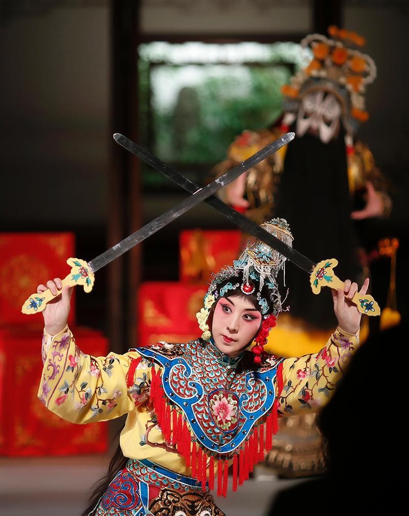 《霸王别姬》《白蛇传》《锁麟囊》，梅派青衣史依弘在上海连演三台大戏
