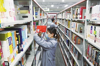 宁夏图书馆流通部的工作人员正在整理书籍。
