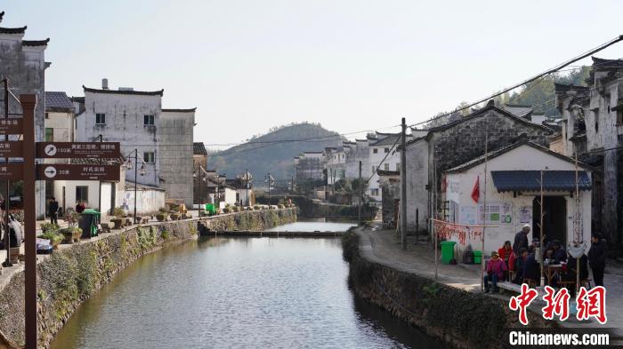 龙游县石佛乡三门源村，河流穿村而过。　董易鑫 摄