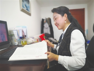 <p>　　工作中的徐娟梅。</p>