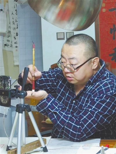 <p>　　杨华在创作中。</p>