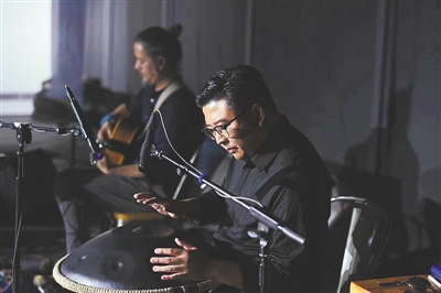 <p>　　手碟表演中的马浩谦。（图片由受访者提供）</p>