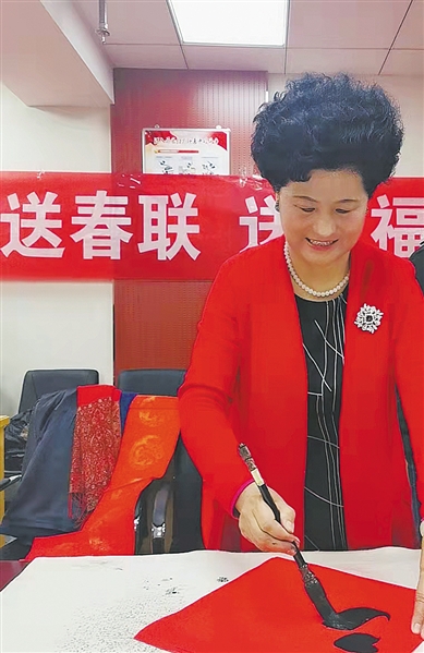 <p>　　丁淑萍挥毫洒墨。</p>