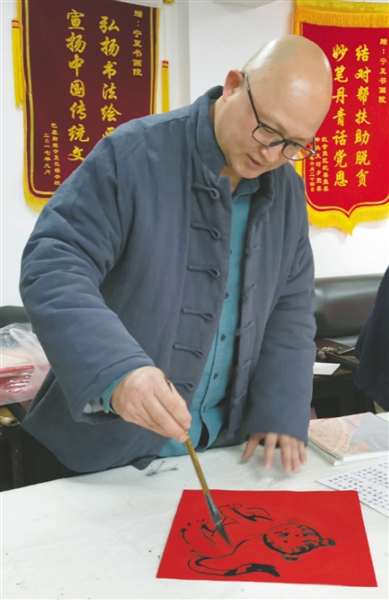 <p>　　李东星在画虎。</p>