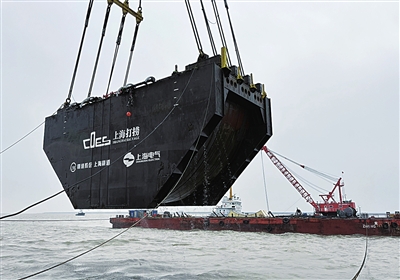 1月26日拍摄的“长江口二号”古船整体迁移项目等比例试验现场。