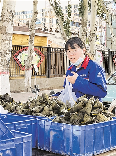 <p>　　早市里粽子热销。</p>