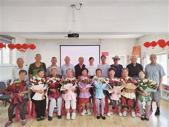 中国最浪漫的传统节日莫过于七夕。8月3日，银川市兴庆区玉皇阁北街北关社区新时代文明实践站开展了“浪漫七夕·情满北关”主题活动，到场的老人们一起回忆属于他们那个年代的浪漫爱情。活动最后，社区工作人员为参与活动的夫妻们合影，留下浪漫甜蜜的瞬间。 本报记者安小霞摄