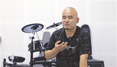 <p>　　　　彭阳县本土音乐人冯立讲述歌曲《门框框连着门扇扇》的创作背景。</p>