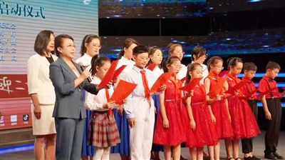 “诵读中国”经典诵读大赛获奖选手正在进行朗诵表演。 自治区教育厅供图