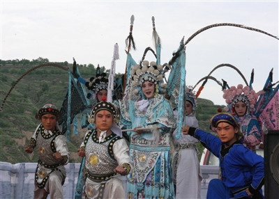 刘京（中）与青年演员下乡为群众演出。