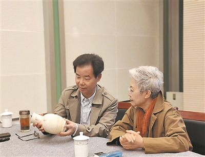 对每一件藏品都认真鉴定。本报记者  张雪梅  摄