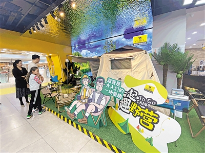     市民在挑选露营装备。本报见习记者 张敏 摄