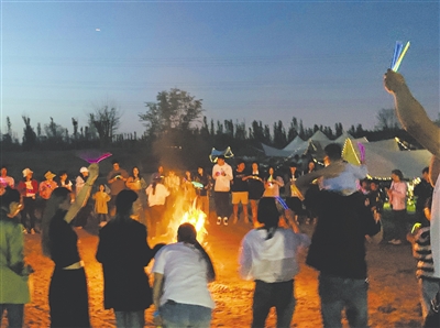     露营地组织的篝火晚会。