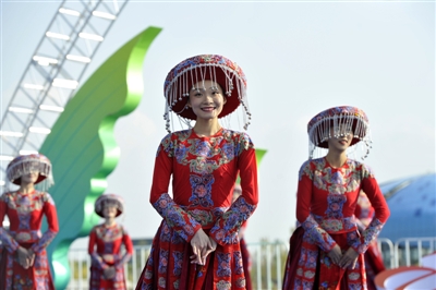 第十五届中国西部民歌歌会在银川市金凤区阅海水上公园开幕
