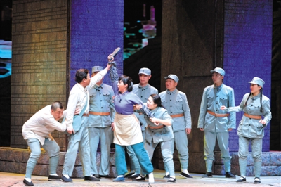 11月9日晚，话剧《热土》在宁夏大剧院精彩上演