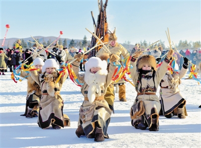 12月26日，鄂倫春族姑娘在“伊薩仁”現場跳起民族舞蹈
