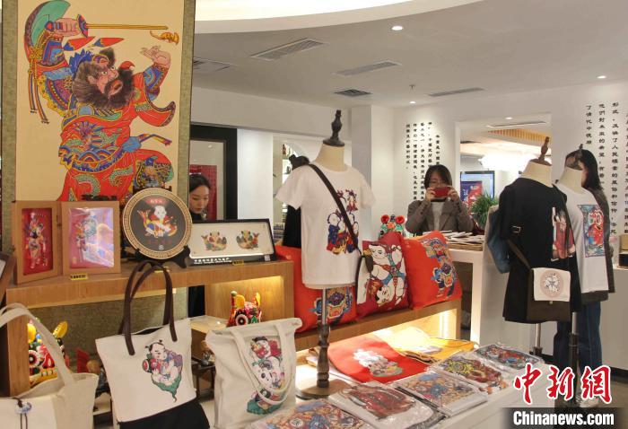 图为“十笏园非遗空间”内展出的年画文创产品。　赵晓 摄